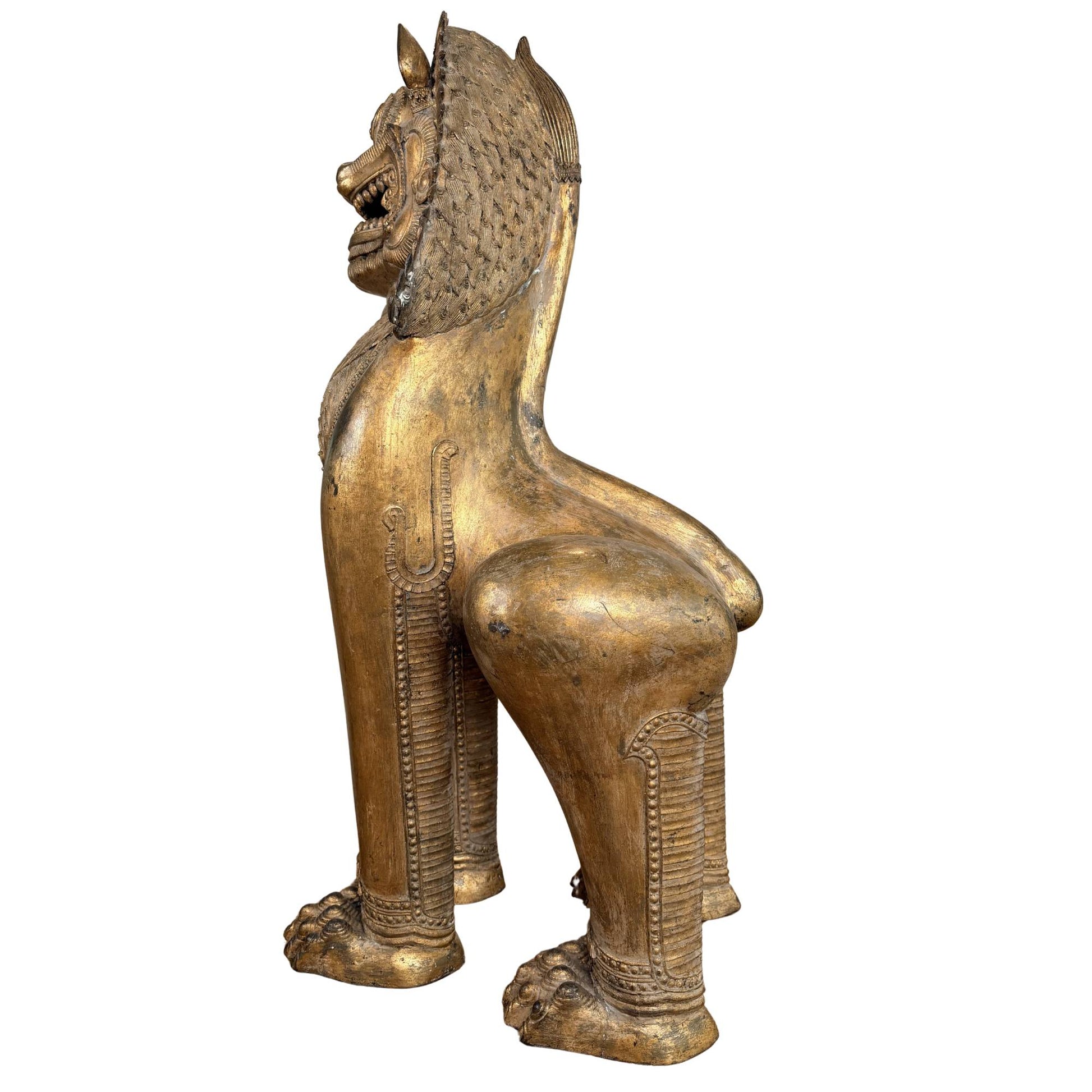 Antiker Singha-Löwe ​​aus der Tempelkunst Thailands, reich vergoldete buddhistische Schutzfigur