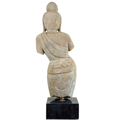 Vollständige Rückansicht der monumentalen antiken steinernen Guanyin
