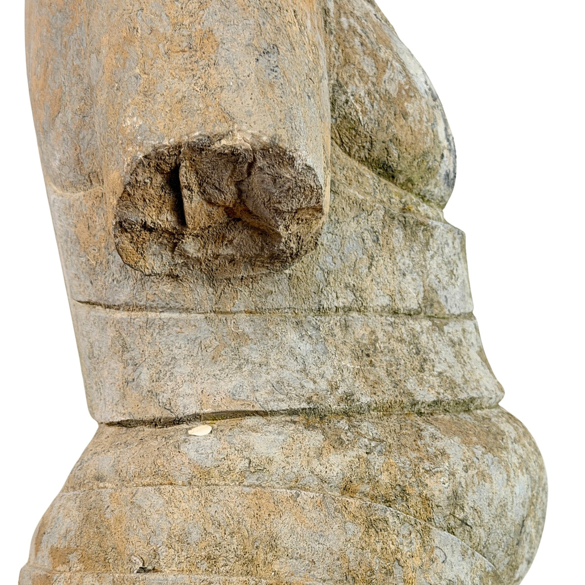 Nahaufnahme der Steinstruktur und alten Armbruchstelle