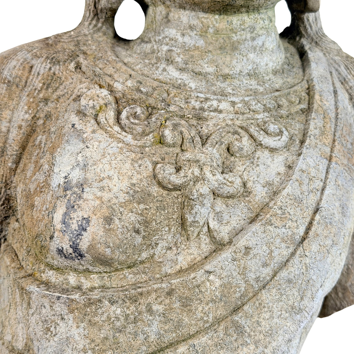 Detail von Brustornament und Gewand der antiken steinernen Guanyin