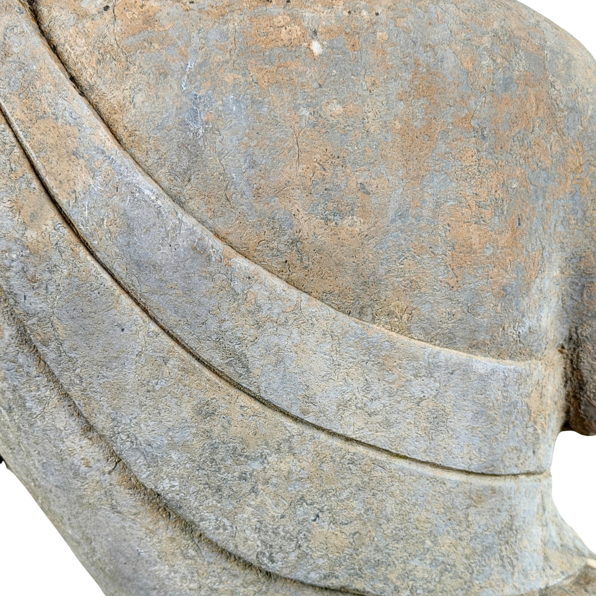 Detail von Rücken und gemeißeltem Gewand