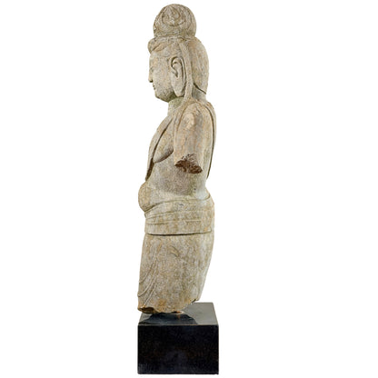 Linke Seitenansicht der monumentalen antiken steinernen Guanyin