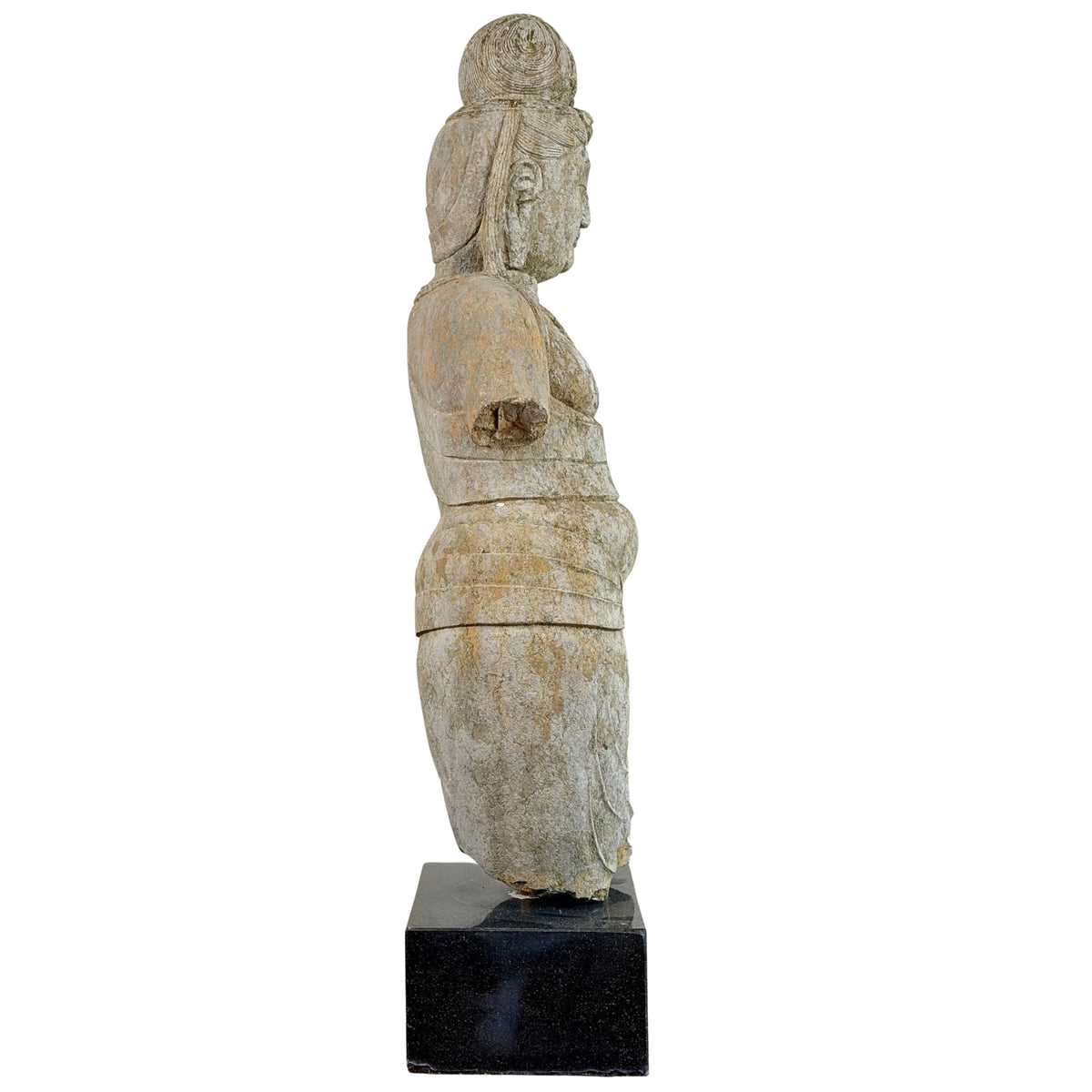 Rechte Seitenansicht der monumentalen antiken steinernen Guanyin