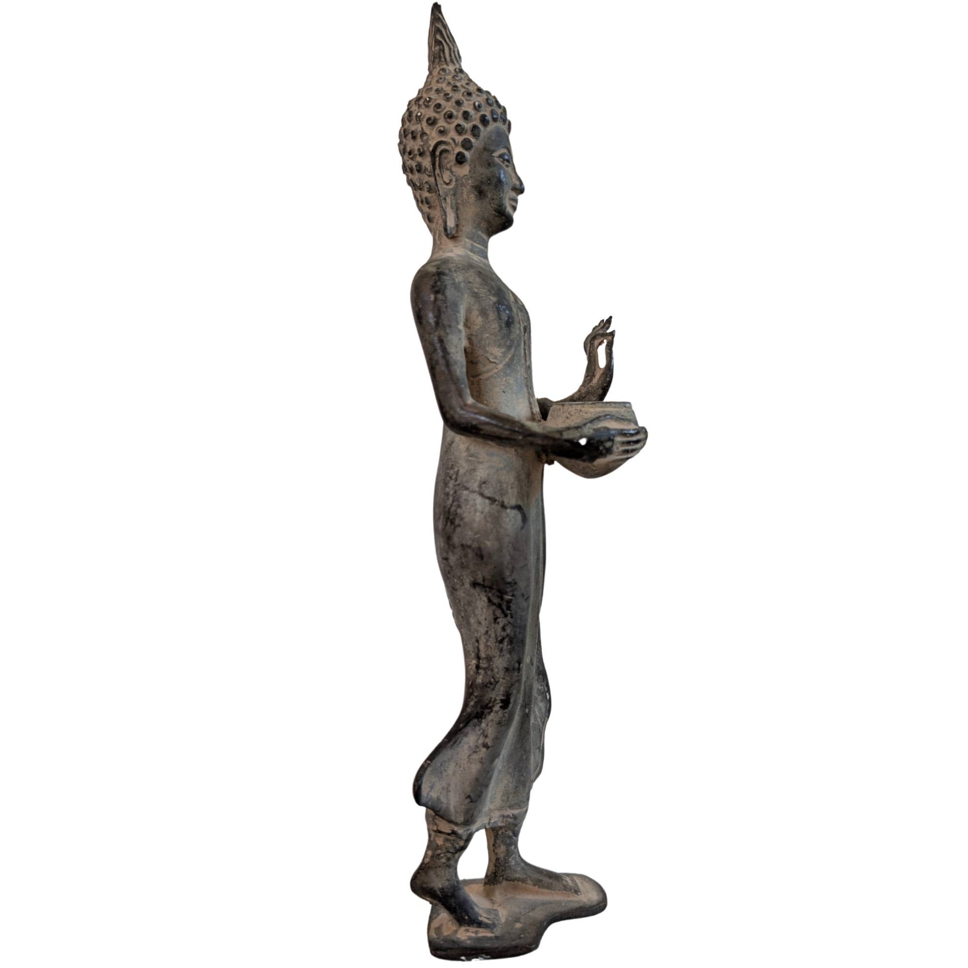 Klassischer thailändischer Buddha aus Bronze mit dunkler Patina und flammendem Ushnisha.