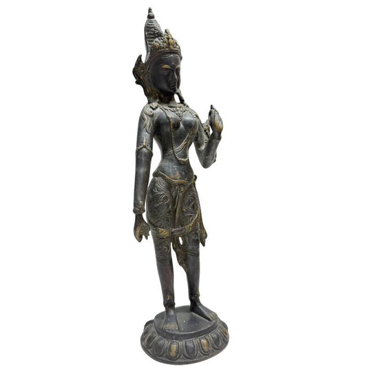 Vorderansicht der bronzenen Tara Bodhisattva auf einem Lotussockel.