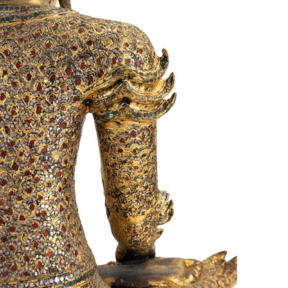 Antiker Tempel‑Buddha mit außergewöhnlicher thailändischer Handwerkskunst