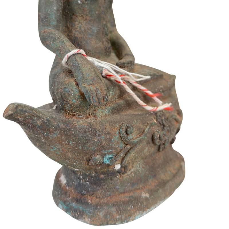 Antiker thailändischer Buddha aus Bronze mit Lotussockel