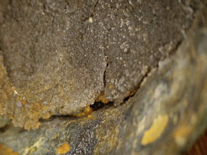 Mikroskopdetail des gerissenen Ton- und Sandgusskerns in der hohlen Unterseite