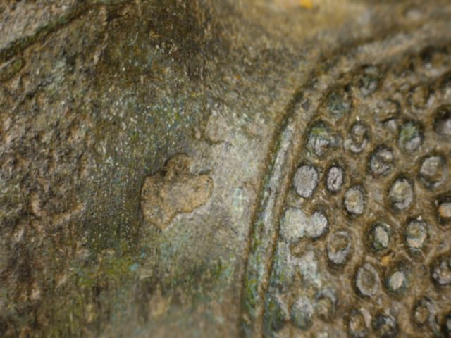 Mikroskopdetail von Haaransatz und Patina am antiken Thai-Buddha mit Spuren alter Vergoldung