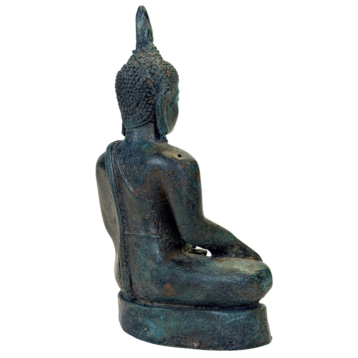 Antiker thailändischer Bronze-Buddha – Rückansicht rechts mit schlichtem Mönchsgewand und alter Patina