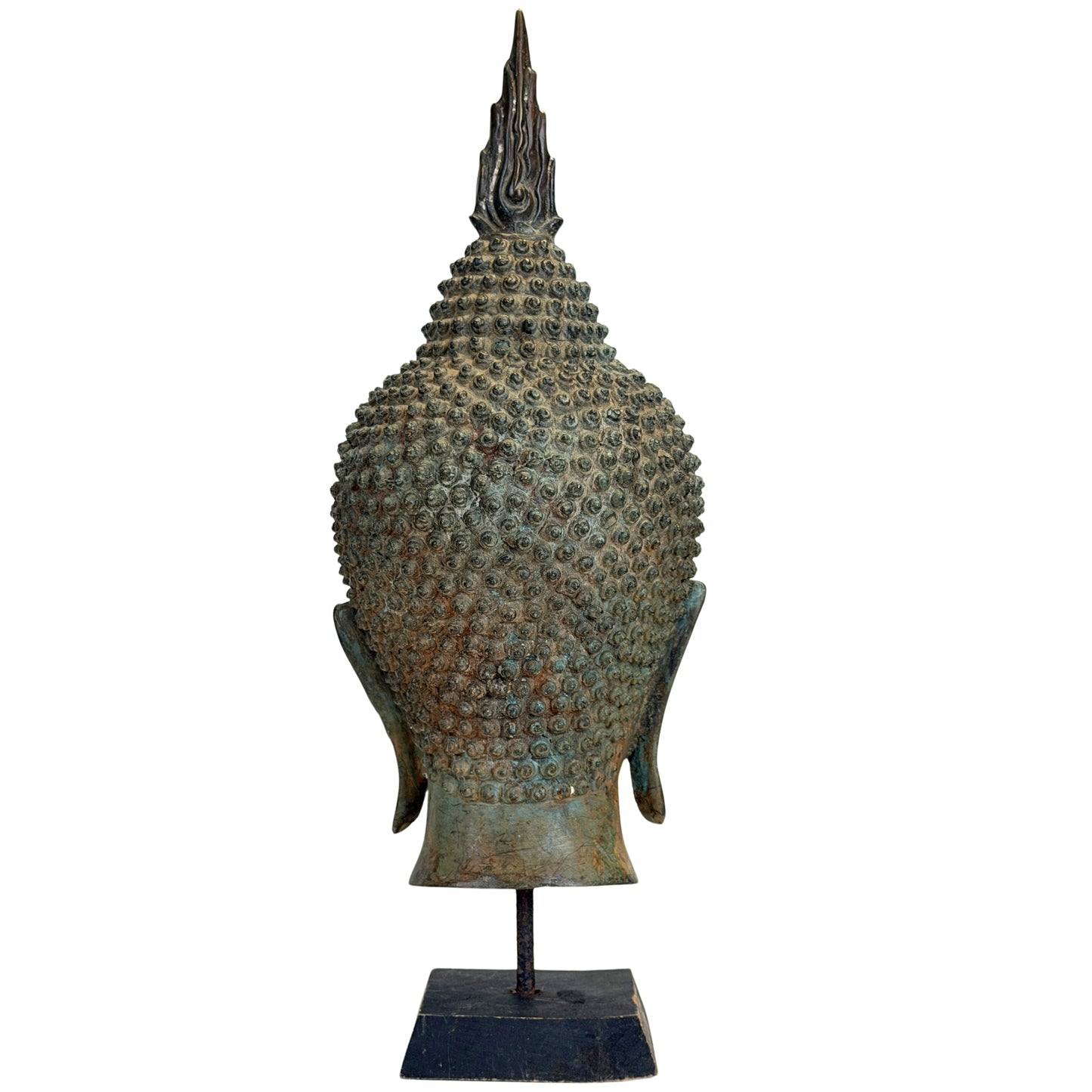 Antike thailändische Buddha mit hohem Ushnisha und charakteristischer Flamme