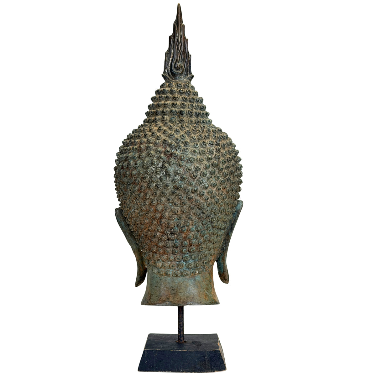 Antike thailändische Buddha mit hohem Ushnisha und charakteristischer Flamme
