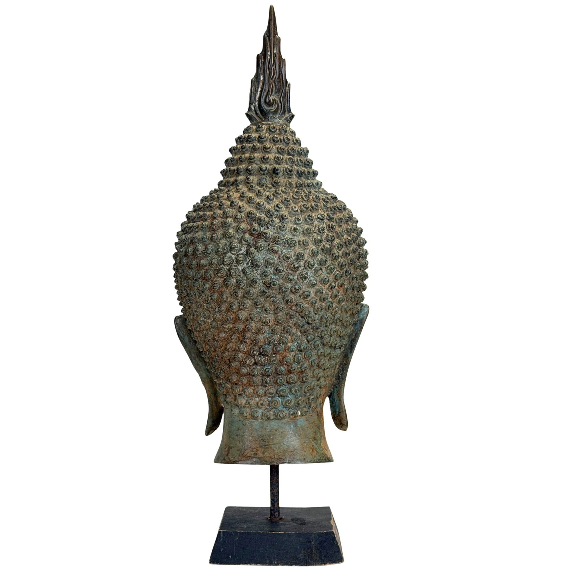 Antike thailändische Buddha mit hohem Ushnisha und charakteristischer Flamme