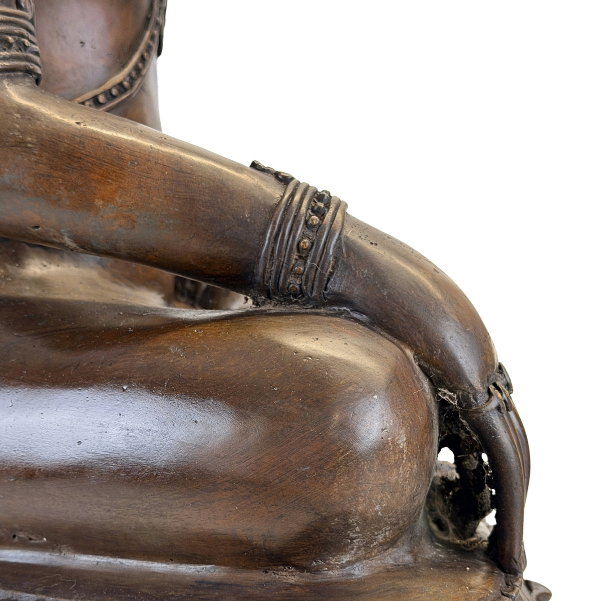 Side view of hand and knee in Bhumisparsha mudra