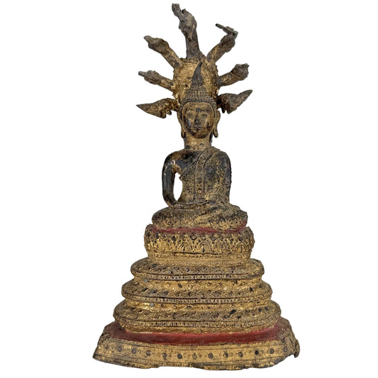 Antike vergoldete thailändische Naga-Buddha-Statue mit Muchalinda-Schutz auf einem hohen Tempelthron