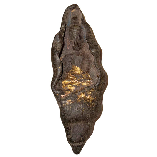 Antiker thailändischer Sangkachai-Buddha in einer Muschelschale, 18. Jahrhundert