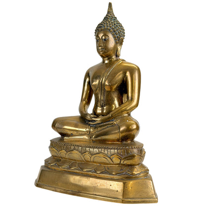 Antiker vergoldeter Buddha schräg von links.