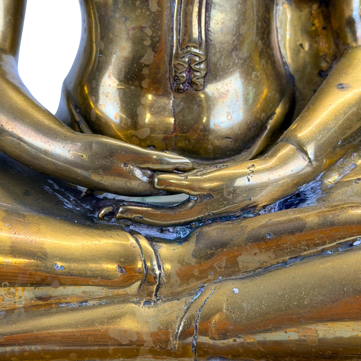 Detail der Hände und Gewandornament