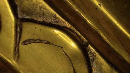 Mikroskopische Aufnahmen von Gussrand, Ablagerungen und historischen Oberflächenporen