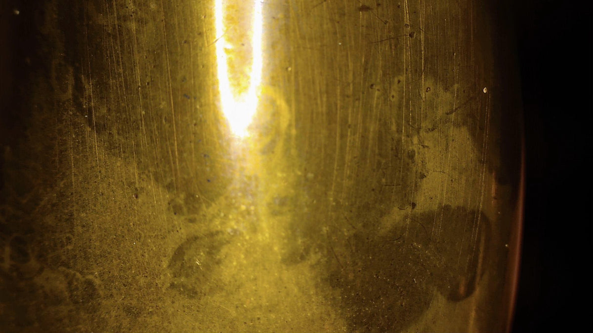 Mikroskopische Aufnahme von parallelen Polier- und Bearbeitungsstraßen auf dem Metall