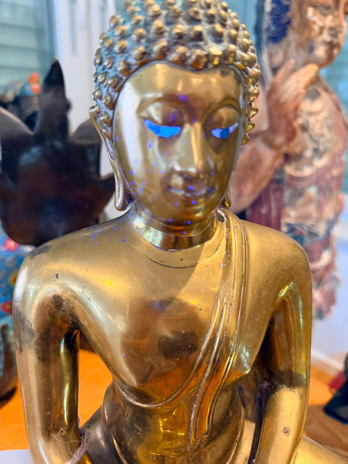 UV-Aufnahme der eingesetzten Augen des thailändischen Shakyamuni Buddha.