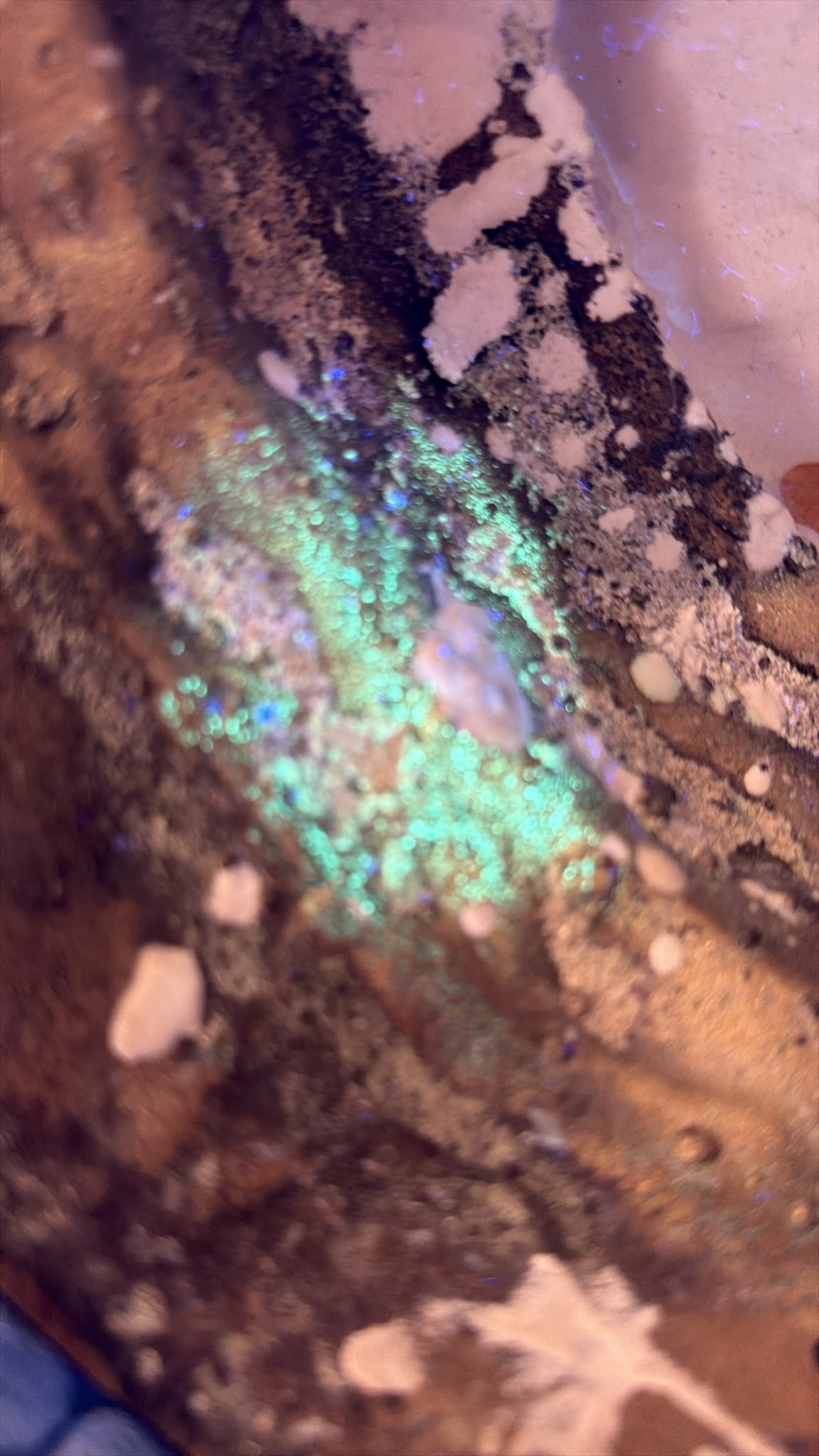 UV-Aufnahme von grünblauer Fluoreszenz an der Innenseite und Gusskern