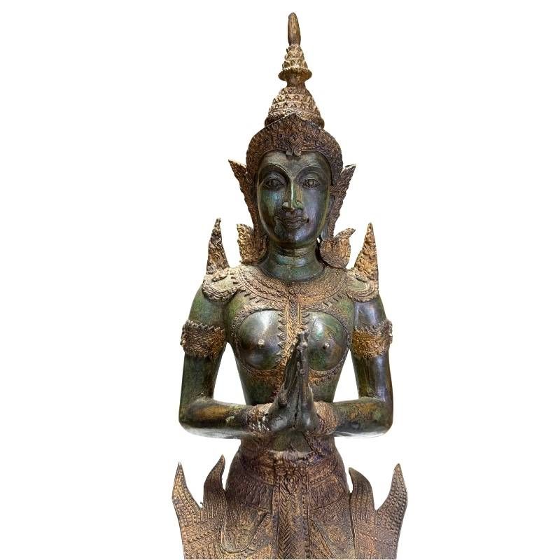 Antike thailändische Tempelwächter in Anjali-Mudra, aus Bronze gefertigt