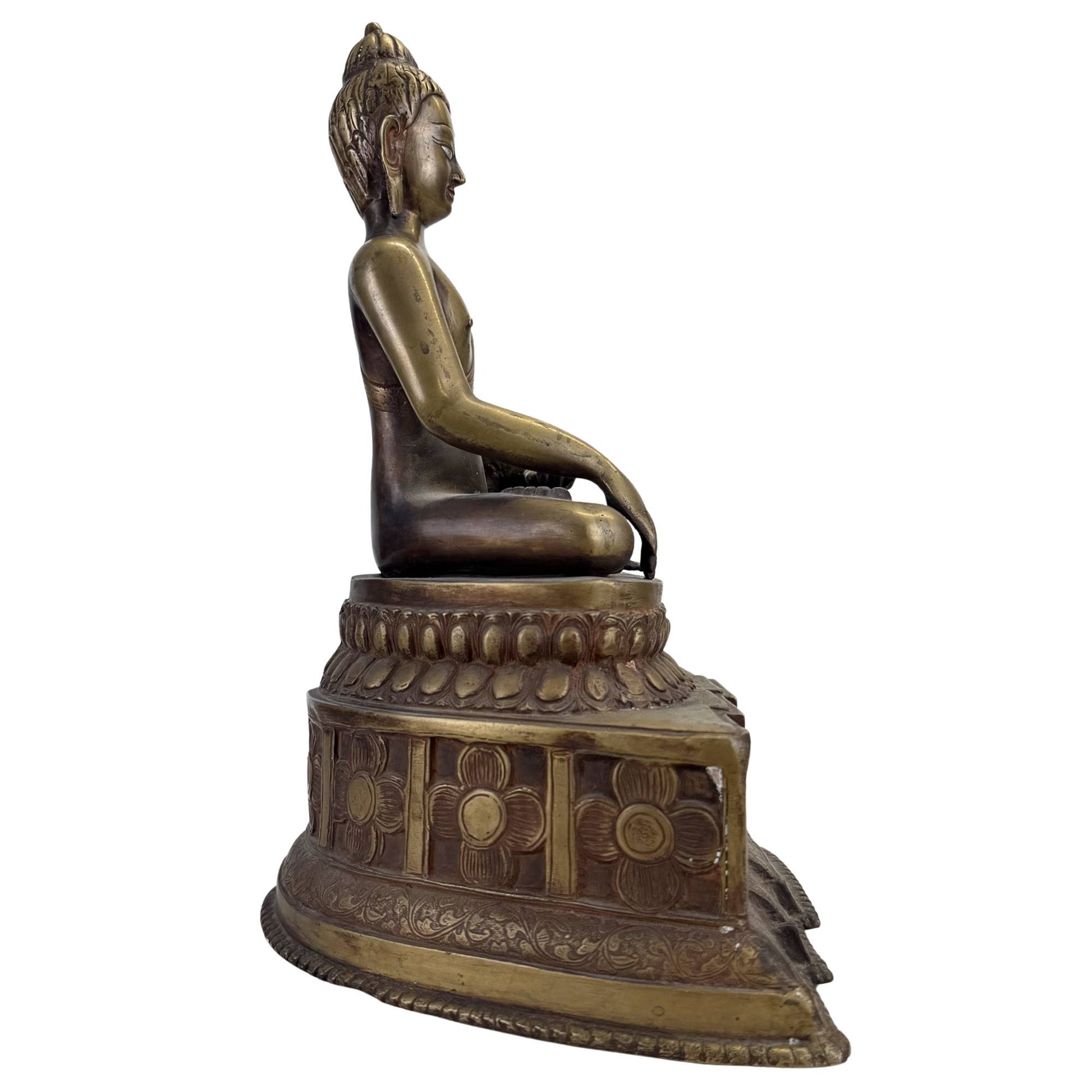 Detail eines antiken tibetischen Buddhas mit originalen silberintarsierten Augen und archaischem Ausdruck