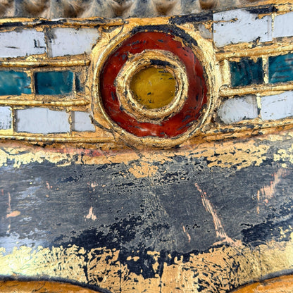 Detail van de rijk ingelegde hoofdband met glas en spiegelinleg