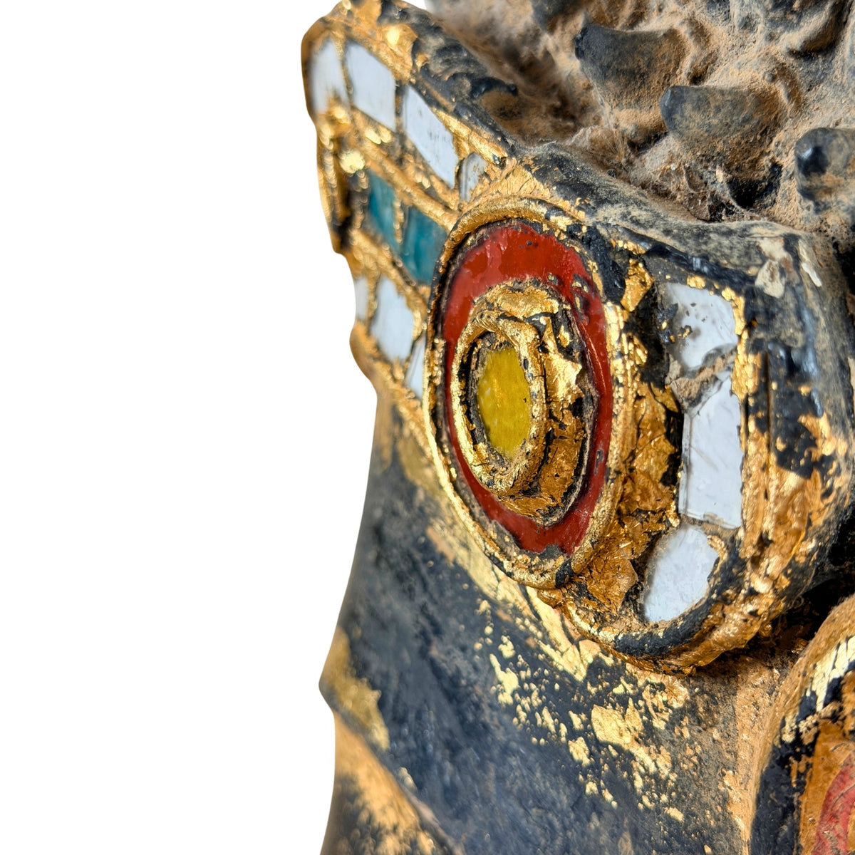 Close-up van de hoofdband met rood, geel, blauw en wit glas