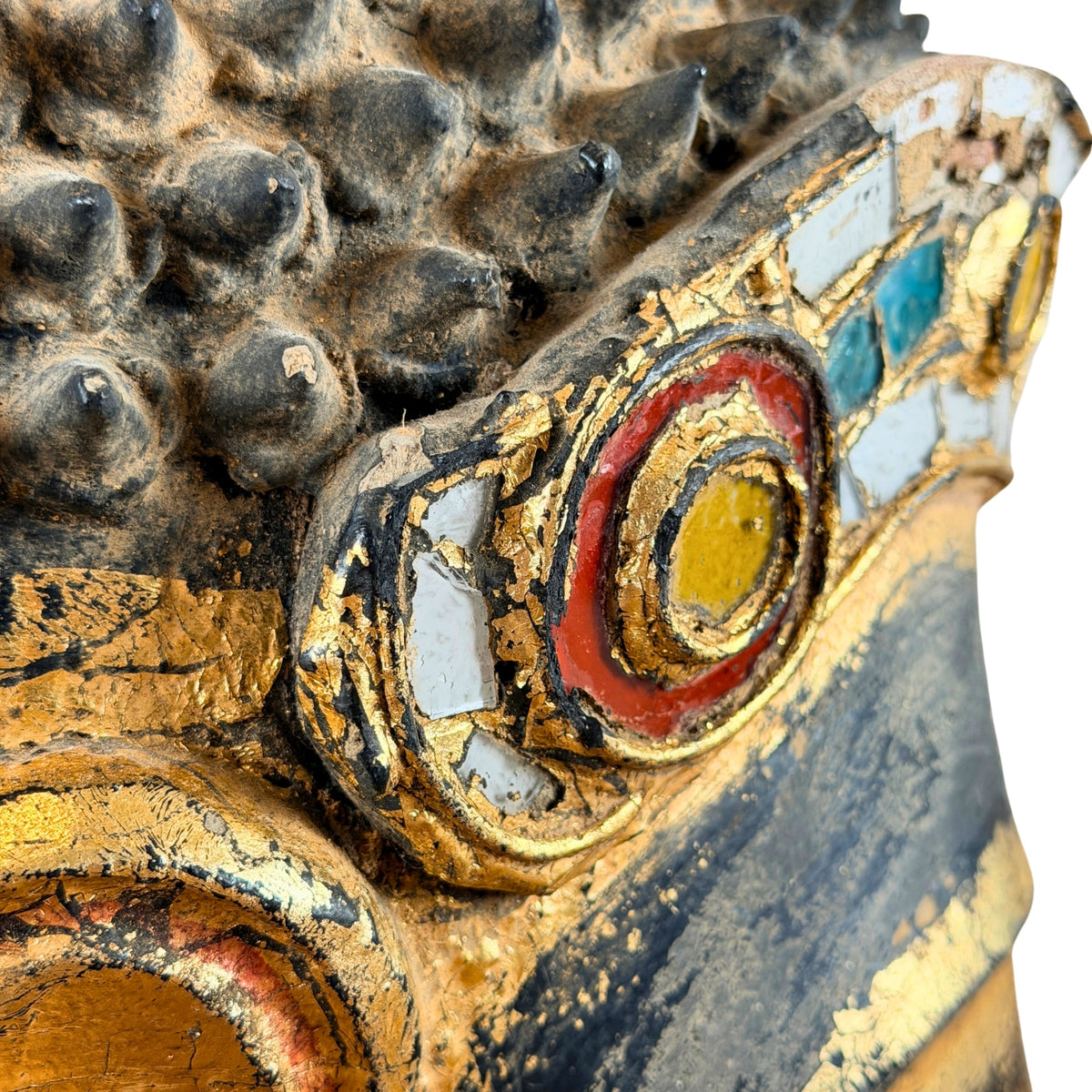 Detail van de hoofdband en glasmozaïek aan de zijkant