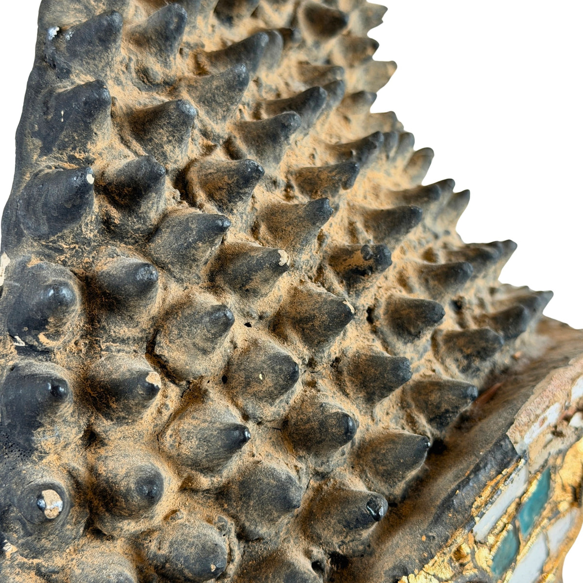 Detail van de puntige haarvormen en ouderdomssporen