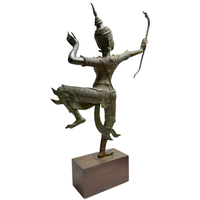 Antike thailändische Bronzefigur mit dynamischer Pose und reichhaltigem Schmuck