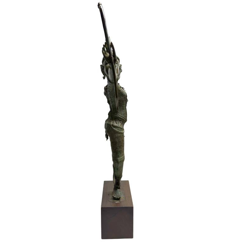 Antike thailändische Bronzestatue im Hofstil mit anmutiger Bewegung und traditioneller Krone