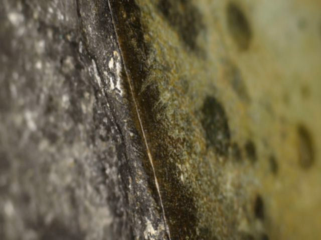 Detail der Gusskante mit Patina und alter Oberfläche