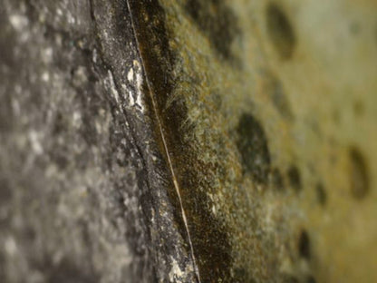 Detail der Gusskante mit Patina und alter Oberfläche