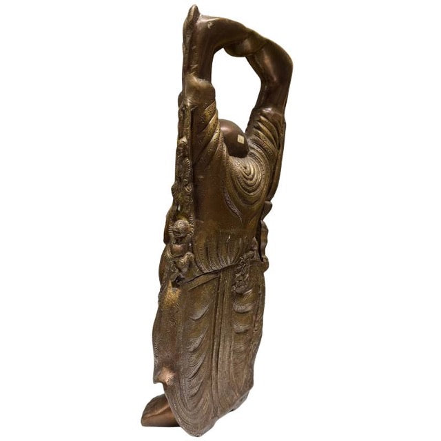 Budai mit erhobenen Armen als kraftvolles Symbol des Überflusses.