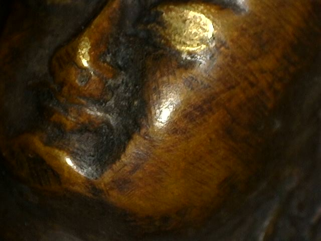 Mikroskopische Aufnahme der authentischen Patina auf einer Buddha-Statue aus Bronze aus dem Himalaya mit Dhyana Mudra