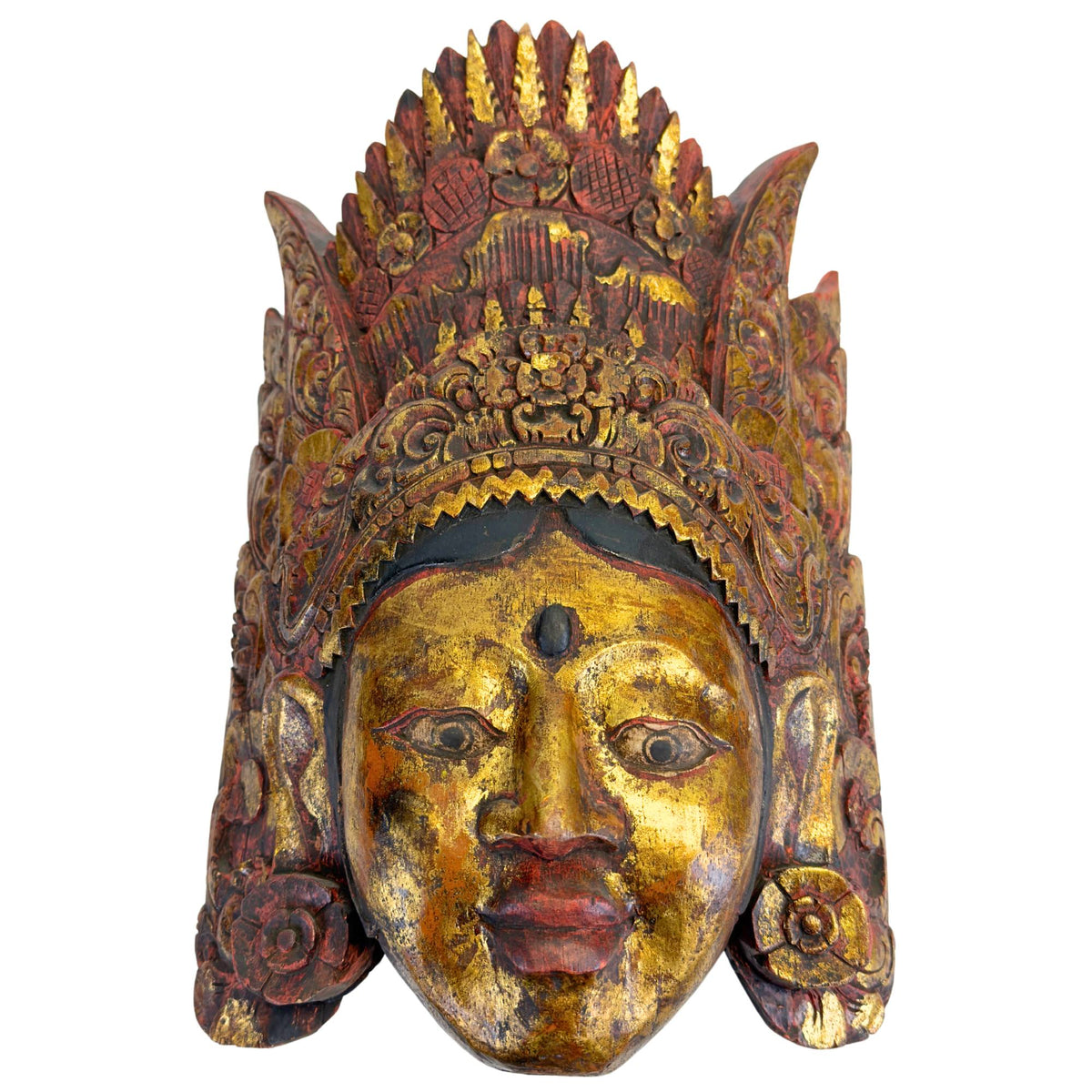 Nahaufnahme des Gesichts der Dewi Sinta-Maske mit traditioneller Goldschicht und ruhigem Lächeln, entworfen, um Wohlstand und Harmonie zu bringen.