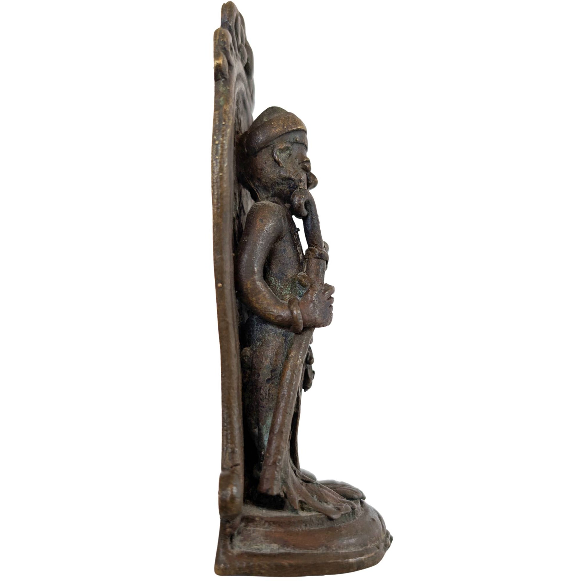 Nahaufnahme der natürlichen grünen Oxidation auf der 100 Jahre alten Bronze.