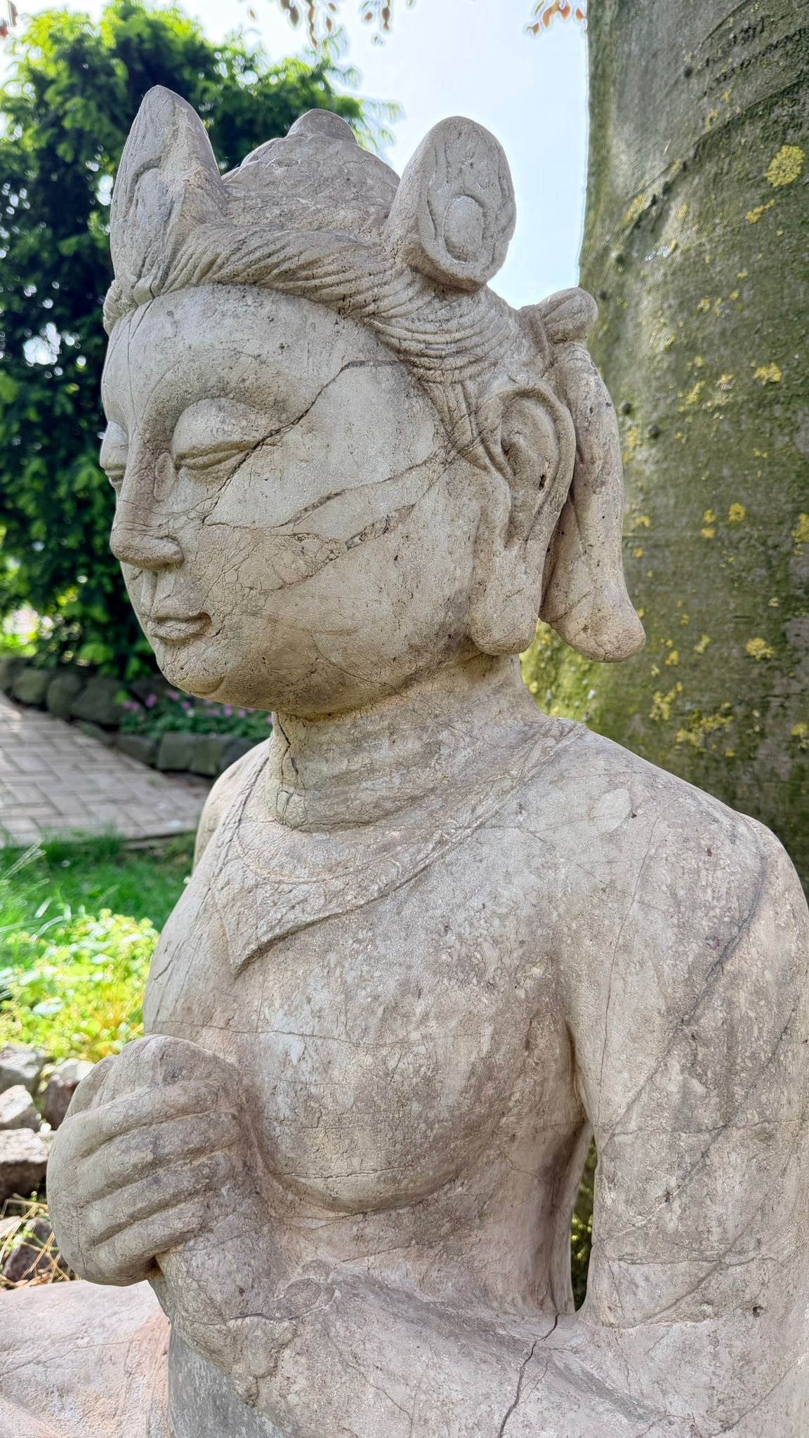 Authentische indonesische Tempelstatue mit natürlicher Verwitterung und alter Patina