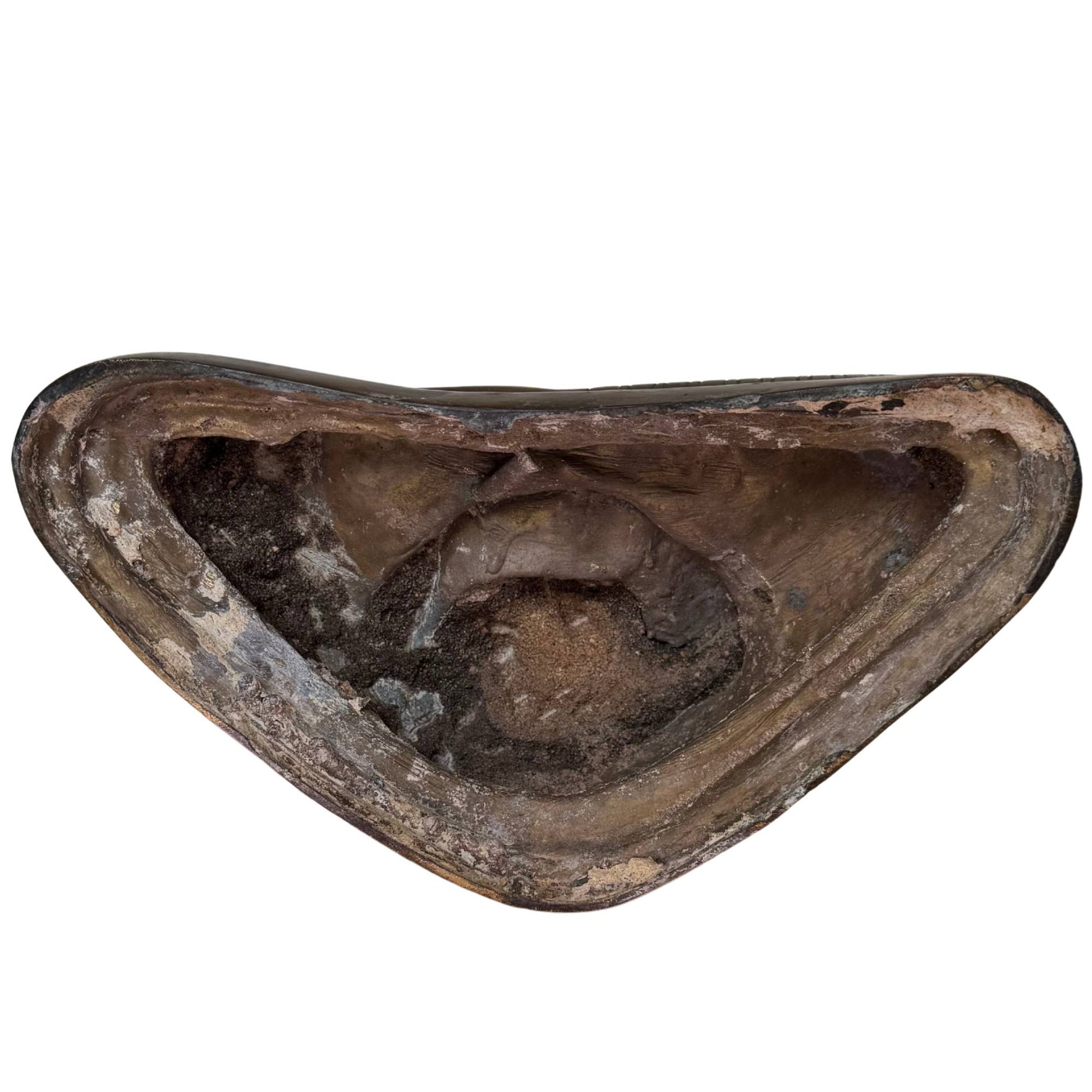 Authentischer Mineralgusskern als Beweis für traditionellen Bronzeguss