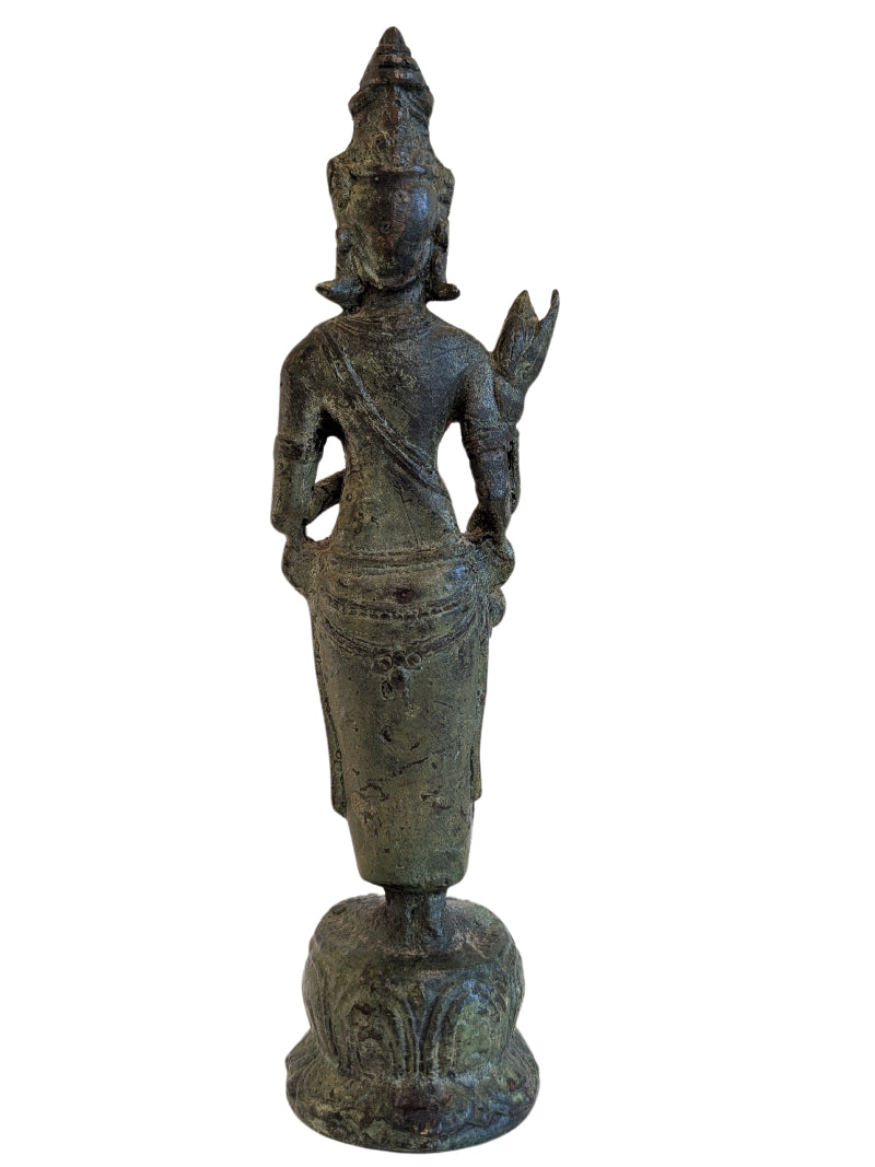 Bronzestatue des Avalokiteshvara auf einem Lotussockel mit natürlicher Patina