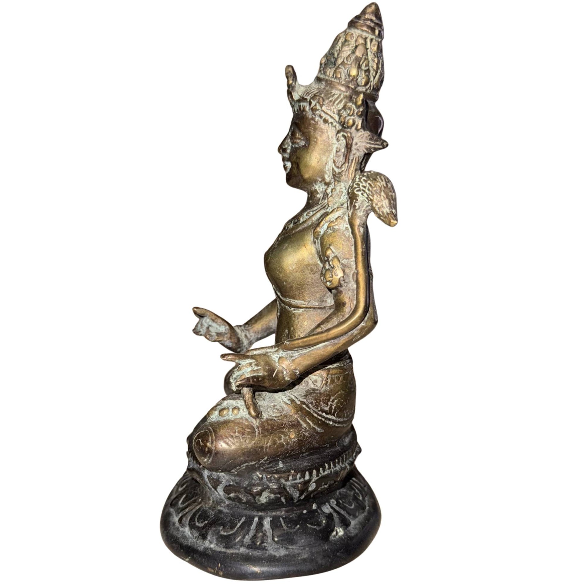 Offene Unterseite der bronzenen Avalokiteshvara-Statue mit alter Oxidation und traditionellen Gussspuren