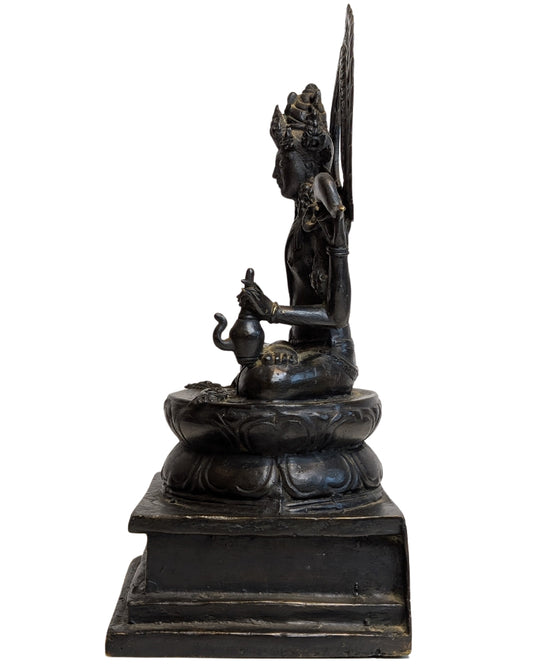 Bronzene Avalokiteshvara-Statue aus Tibet, sitzend auf einem Lotusfuß