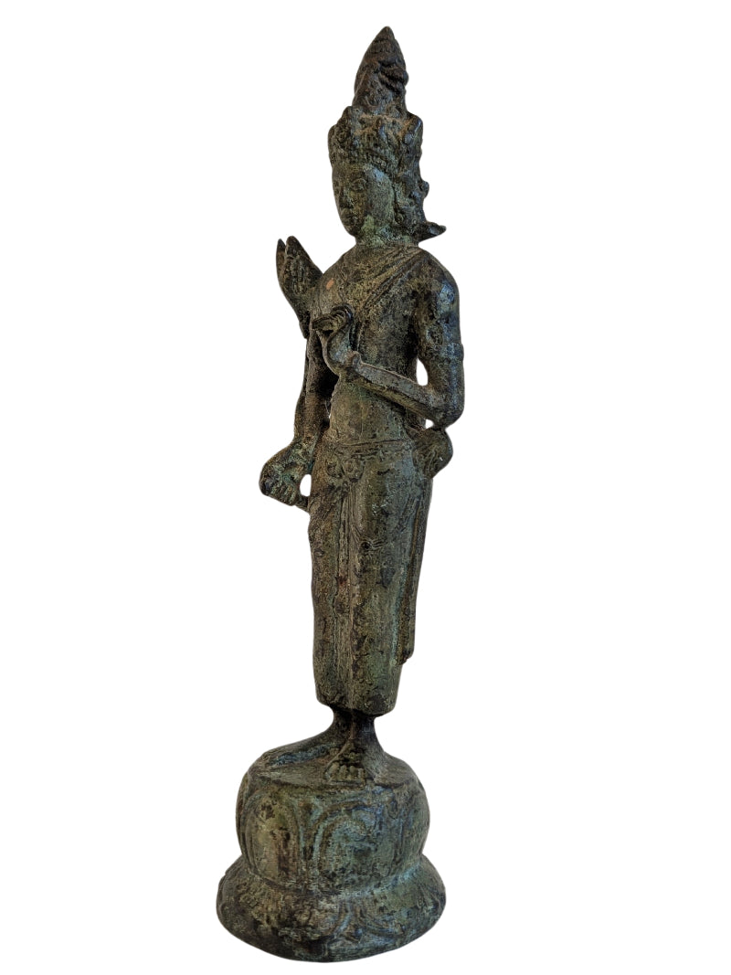 Vorderansicht einer bronzenen Avalokiteshvara-Statue mit schlanken Proportionen.