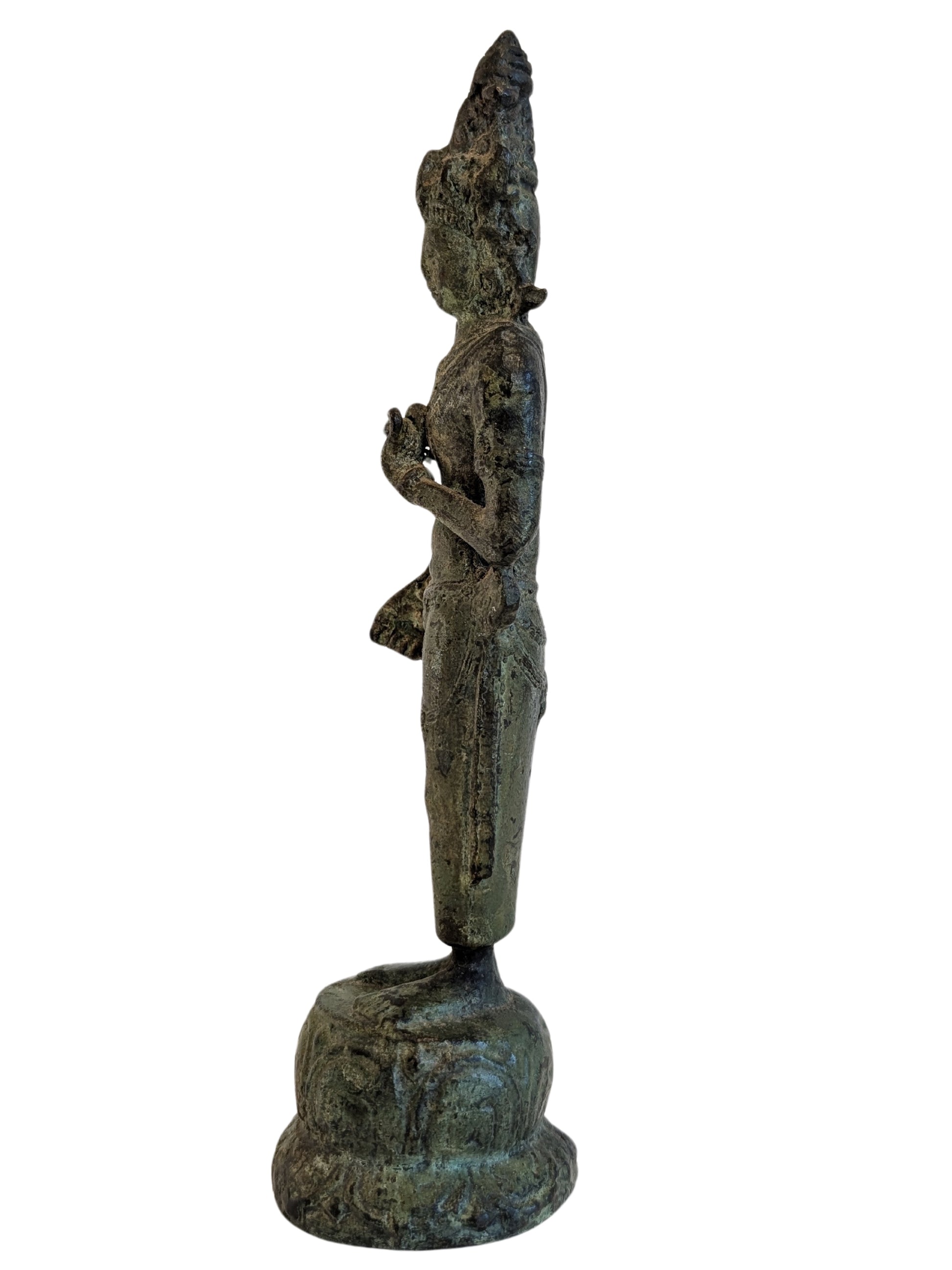 Detail einer Lotusblume auf der Schulter der bronzenen Avalokiteshvara-Statue
