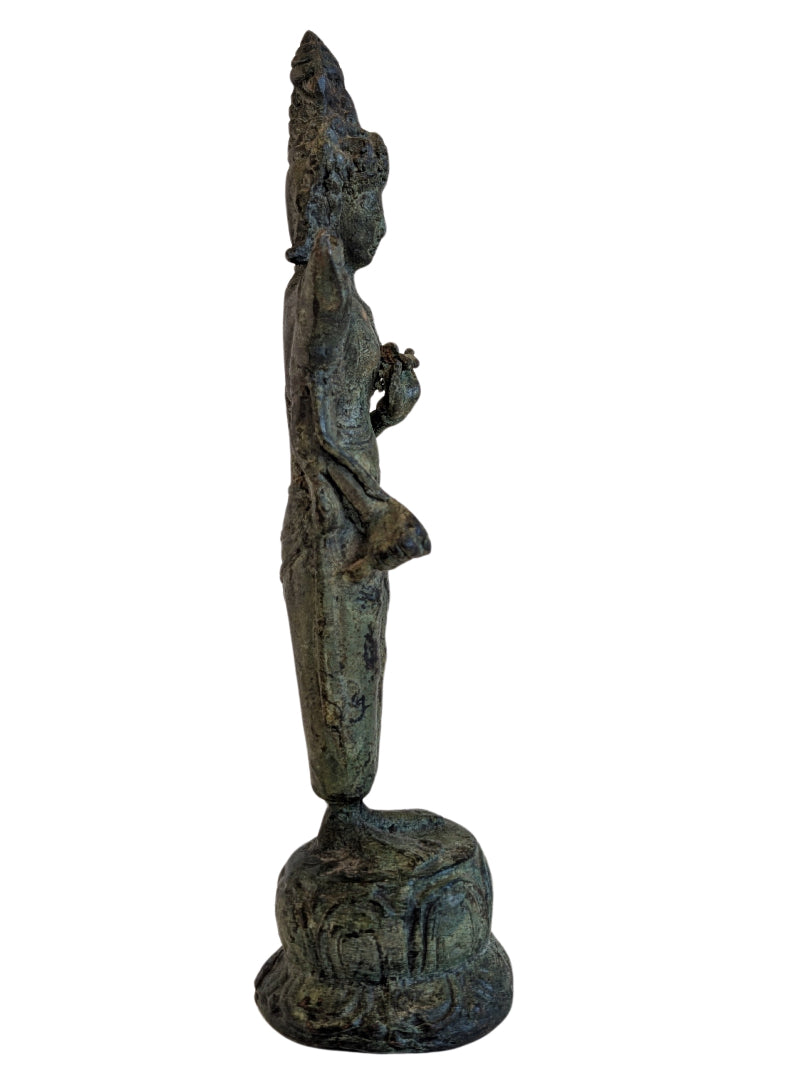 Bronzener Avalokiteshvara-Bodhisattva aus Südostasien mit femininer Eleganz