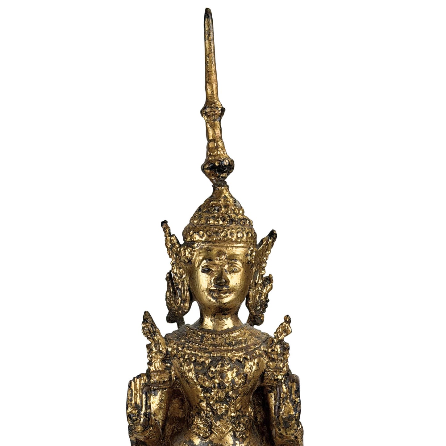 Asiatische Buddha-Statue mit einer ruhigen, spirituellen Aura und einer Patina aus altem Gold