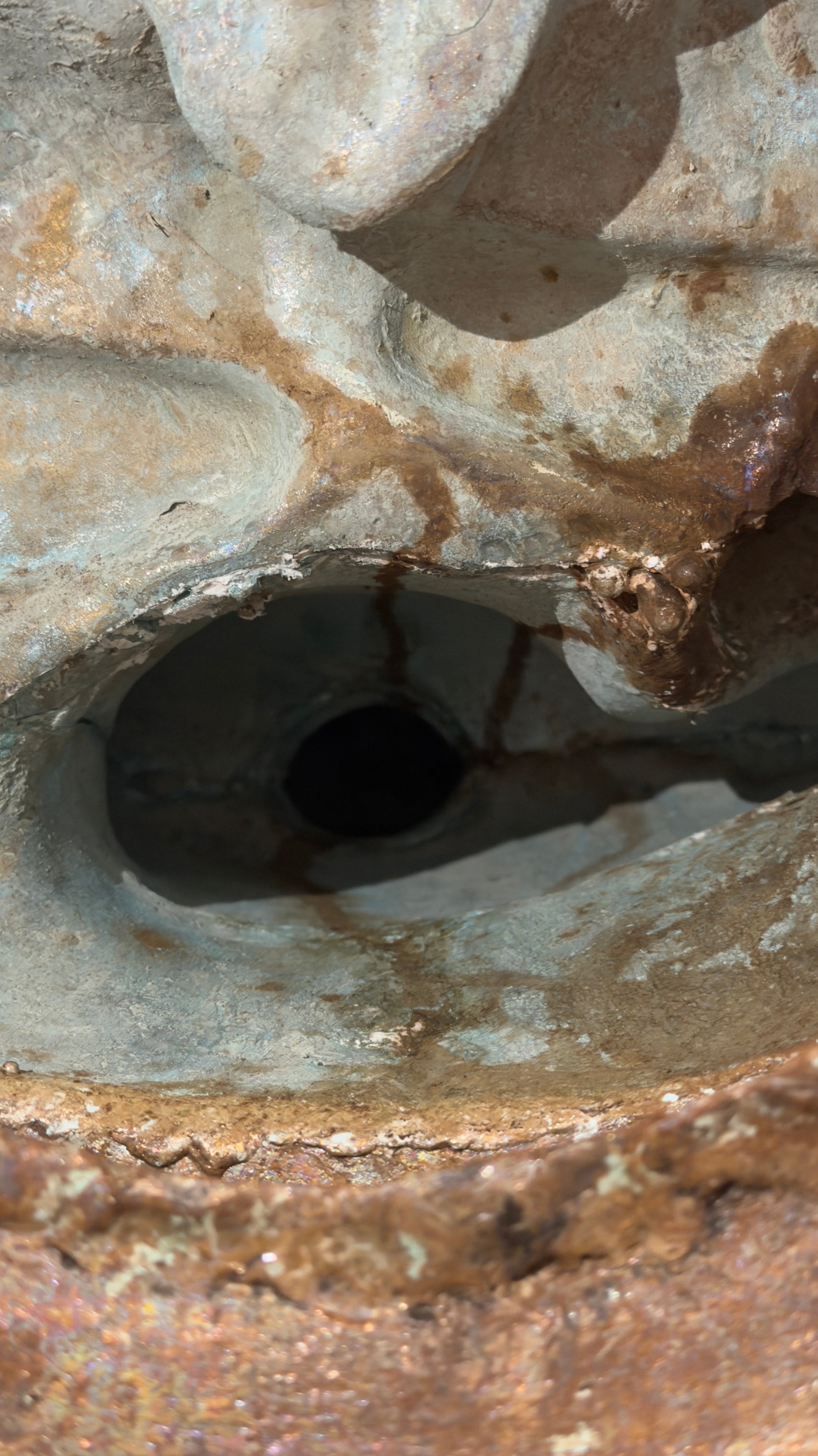 Natürliche Azuritkristallisation, blaues Kupferoxidmineral, das Jahrhunderte alt ist.